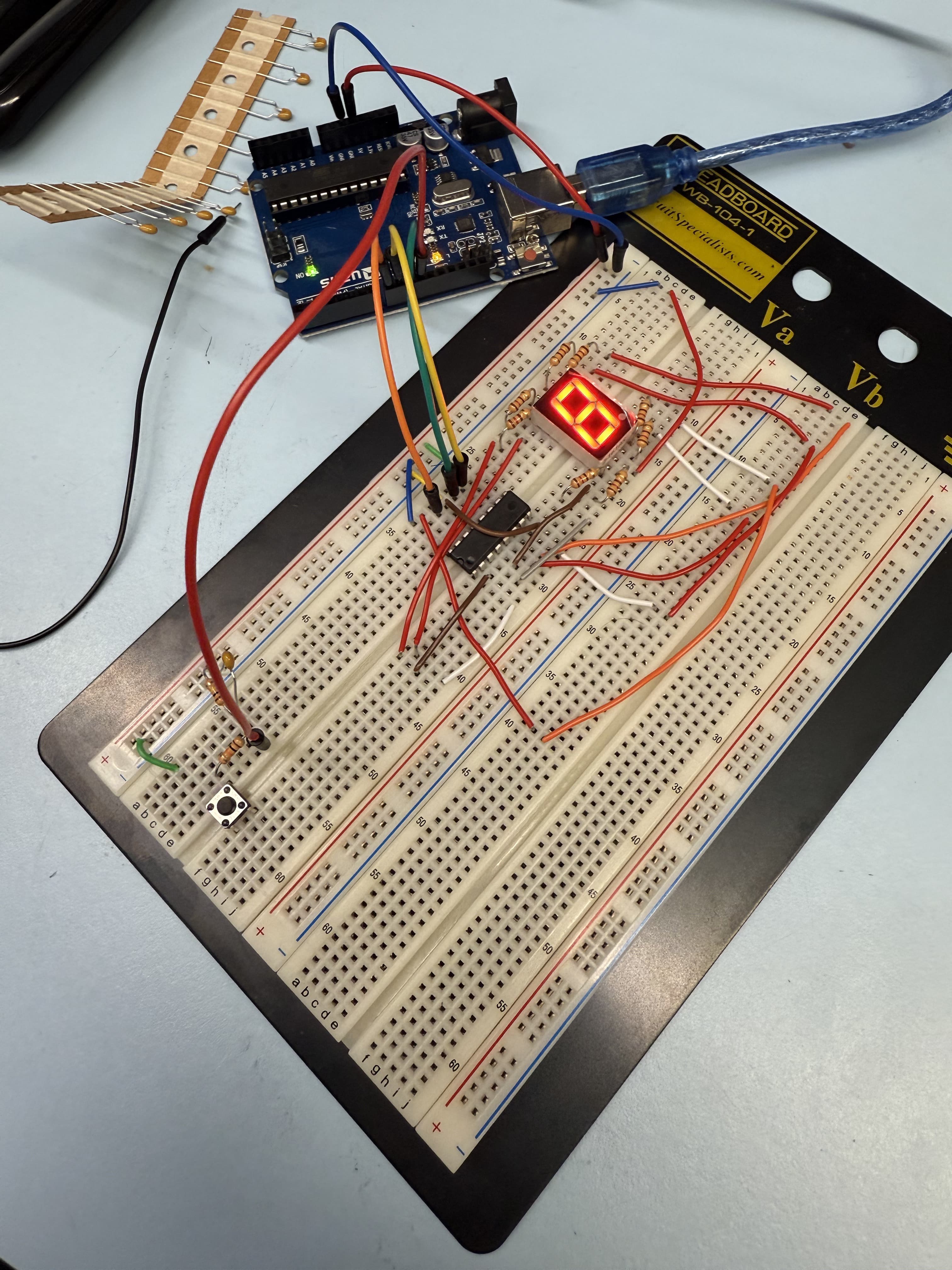 Hexadecimal counter using a seven-segment display and ATmega328P hardware setup